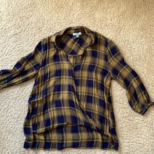 Flattering lightweight navy & mustard shirt w ties on the 3/4 sleeve